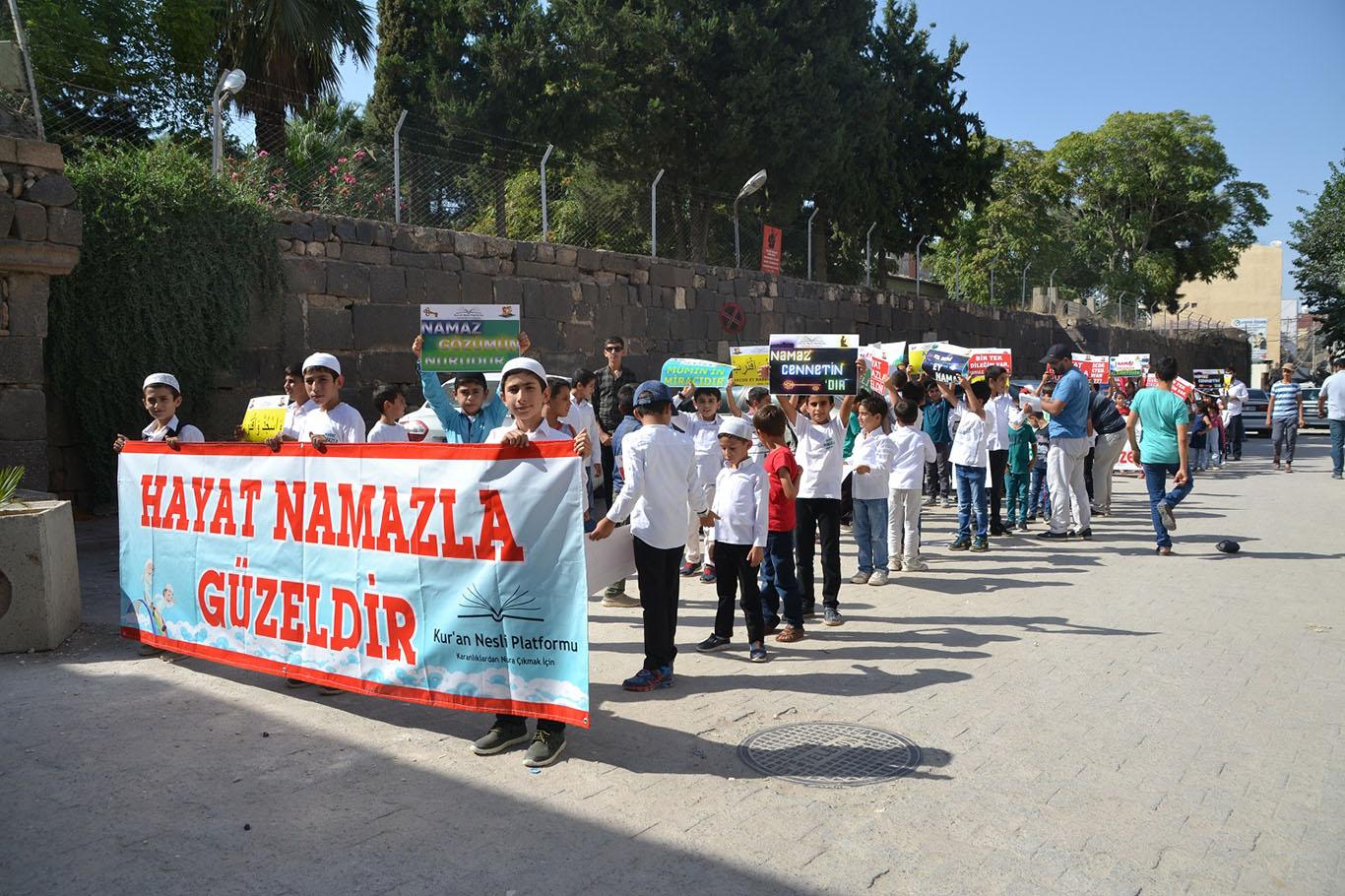 "Çocuklarımızı namazla tanıştırmak zorundayız" "Çocuklarımızı namazla tanıştırmak zorundayız"